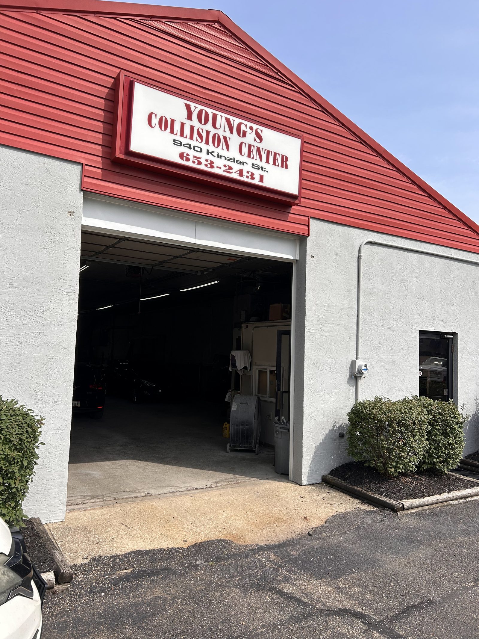 Young's Collision Center shop front, Lancaster, Ohio